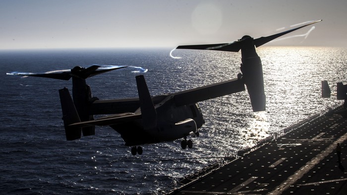 Trực thăng MV-22 Osprey trên tàu đổ bộ Mỹ - USS Kearsarge (ảnh chụp ngày 13/7/2013)